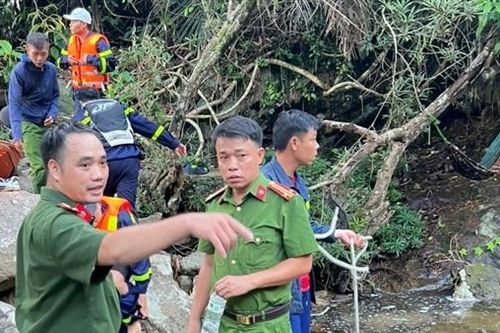 Một Việt kiều rơi từ thác nước tử vong khi chọn góc hình đẹp