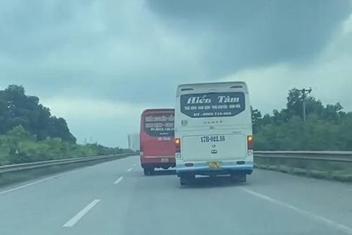 Kinh hãi cảnh 2 xe khách chèn ép nhau trên cao tốc