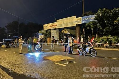 Người phụ nữ không tỉnh táo, đứng giữa đường bị 2 ô tô tông tử vong