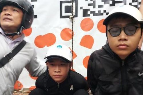 'Hiệp sĩ' bắt nóng hai tên cướp giật tuổi teen trên đường ở TPHCM