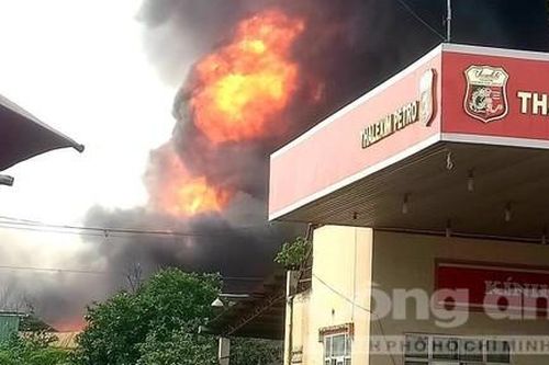 Cháy nhà xưởng kế bên cây xăng, người dân hốt hoảng tháo chạy