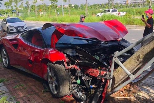 Hà Nội: Siêu xe Ferrari lao lên vỉa hè, tông đổ cây xanh