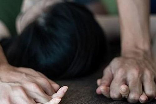 Khởi tố đối tượng hiếp dâm phụ nữ trên đường vắng