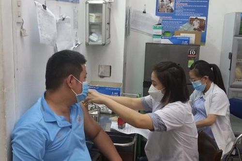 Khánh Hòa: Người dân đi tiêm vaccine COVID-19 mũi 4 đạt cao