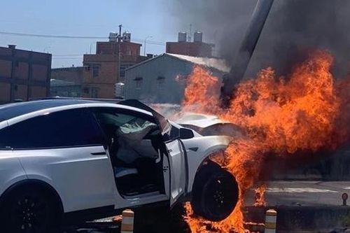 Lâm Chí Dĩnh gặp tai nạn khi lái xe Tesla, bị thương nặng, lý do ban đầu được cho là gì?