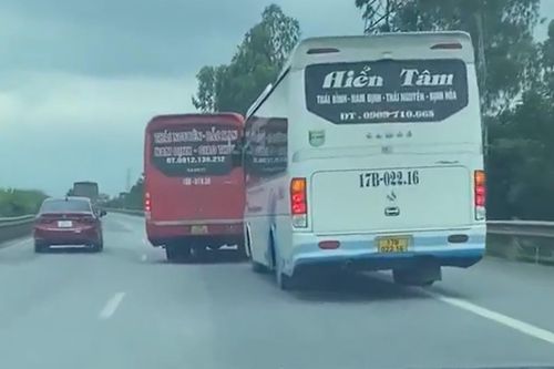 Hai xe khách liên tục đánh võng, chèn ép nhau trên cao tốc