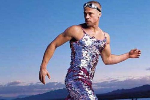 Brad Pitt thách thức giới tính khi diện váy