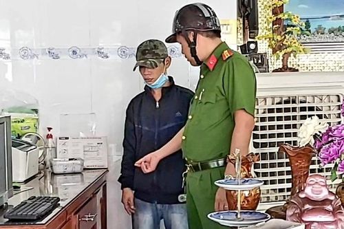Nam thanh niên mang cục đất bán cho tiệm vàng