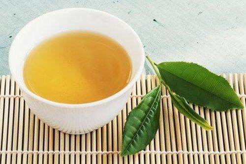 Cô gái Pháp thích thú với nước vối