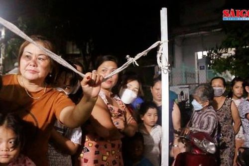 Xóm biển trào nước mắt khi những ngư dân thoát chết trở về từ vụ chìm tàu