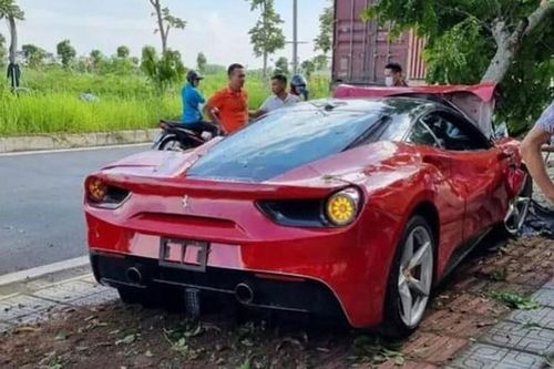 Khoảng khắc chiếc Ferrari 488 GTB tai nạn 'nát đầu' ở Hà Nội