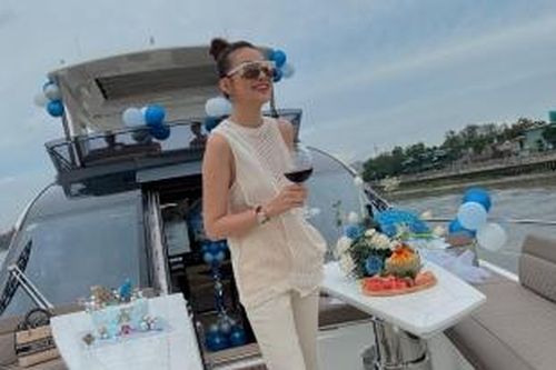 Siêu mẫu Thanh Hằng đón sinh nhật trên du thuyền hạng sang