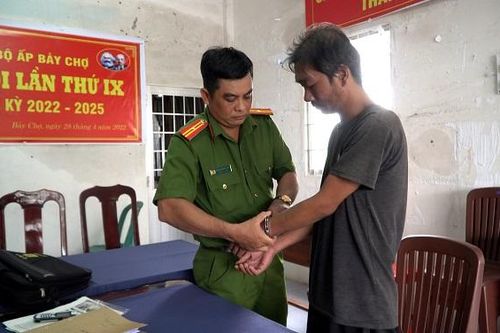 Kiên Giang: Bắt giam người cha bạo hành con ruột dã man