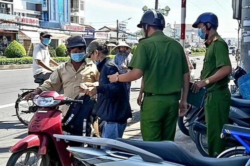 Nam thanh niên biểu hiện bất thường mang cục đất đến bán cho tiệm vàng