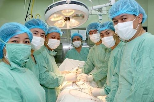 Bệnh viện Trung ương Huế cứu sống bệnh nhân bị biến chứng nguy hiểm khi tán sỏi