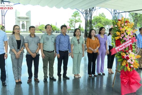 Đoàn công tác Báo Đại biểu Nhân dân dâng hương tri ân các anh hùng Liệt sĩ tại Quảng Trị