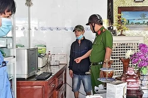 Vào cửa hàng vàng ép chủ tiệm mua cục đất