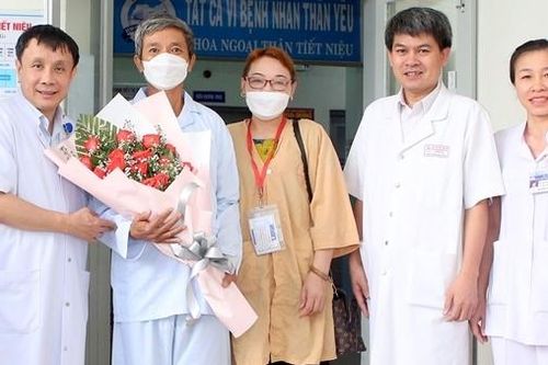 Ghép thận tự thân cứu bệnh nhân bị biến chứng nguy hiểm khi tán sỏi