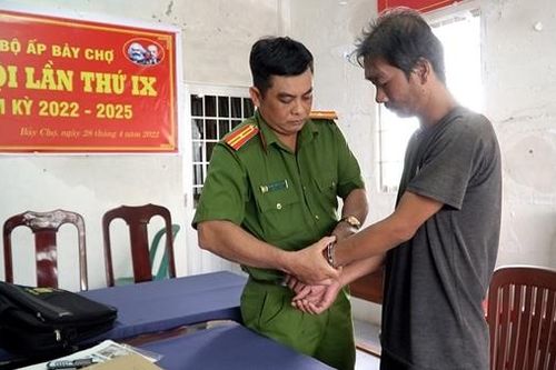Bắt giam người cha bạo hành con đẻ 6 tuổi
