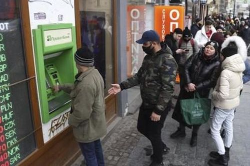 Ukraine phá giá đồng nội tệ 25% so với đô la Mỹ