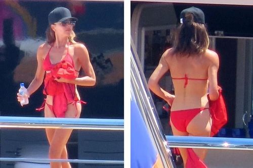 Lâu lắm mới thấy Victoria Beckham mặc bikini, dáng nuột không kém con dâu