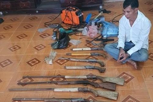 Người đàn ông làm nghề hàn xì ở Hải Dương có 'sở thích lạ' khi chế tạo hàng loạt khẩu súng