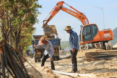 Tuyến đường tỷ đô ở Đà Nẵng ngổn ngang mùa cao điểm du lịch