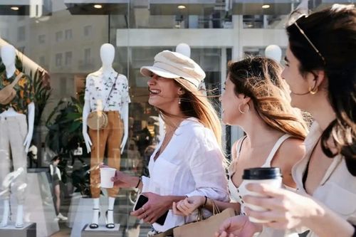 Người trẻ Mỹ sẵn sàng vay nợ để mua sắm, du lịch