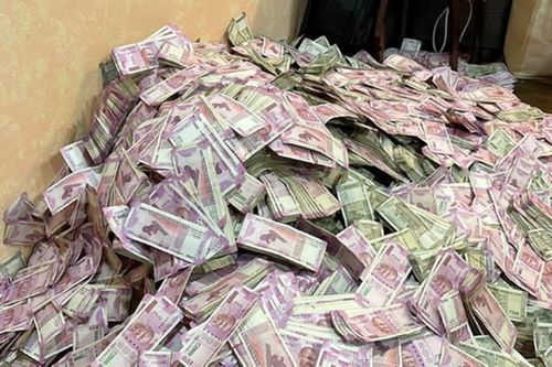 Cảnh sát phát hiện 'núi tiền' trong nhà quan chức Ấn Độ