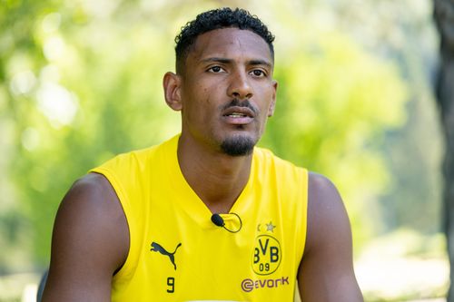 Tân binh đắt giá của Dortmund và cuộc chiến chống bệnh tật