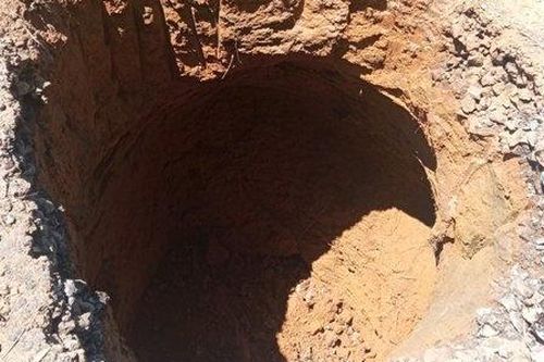'Hố tử thần' sâu 4 m xuất hiện trên đường tỉnh lộ