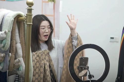 Gia sư thất nghiệp thế chỗ những ông hoàng, bà chúa livestream