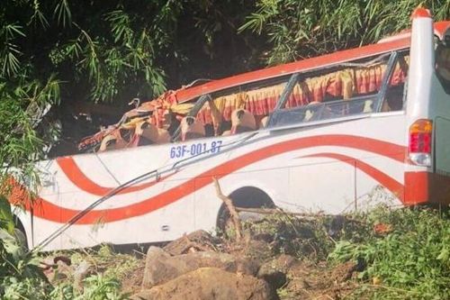 Xe khách chở nhiều trẻ em lao xuống vực, 23 người nhập viện