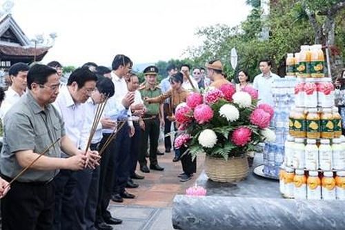 Thủ tướng Chính phủ Phạm Minh Chính tưởng niệm, tri ân Chủ tịch Hồ Chí Minh và các Anh hùng liệt sĩ tại Nghệ An