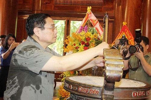 Thủ tướng Phạm Minh Chính dâng hương tưởng niệm Chủ tịch Hồ Chí Minh và tri ân các anh hùng, liệt sỹ