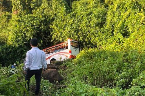 Xe khách chở nhiều trẻ em lao xuống vực đèo Đại Ninh, Bình Thuận