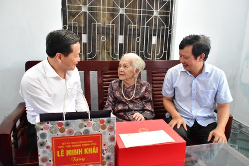Phó Thủ tướng Lê Minh Khái thăm, tặng quà người có công, gia đình chính sách tại Thừa Thiên - Huế