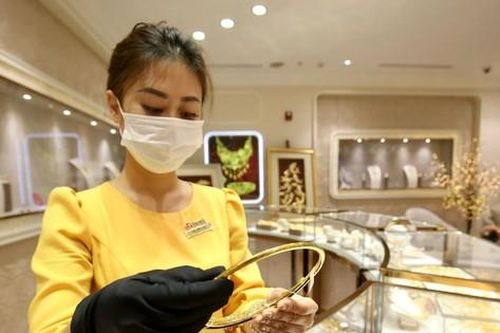 Sau tuần chao đảo, giá vàng tăng gần 1 triệu đồng/lượng