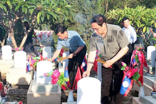 Thủ tướng dâng hương, hoa tại nghĩa trang liệt sĩ quốc tế Việt – Lào
