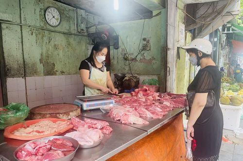 Thịt lợn đắt đỏ, hàng bán chậm vì sức mua yếu