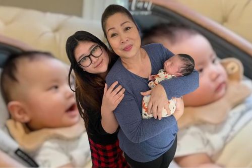 Cháu ngoại 7 tháng tuổi của NSND Hồng Vân thích thú khi được nghe hát hò Nam Bộ