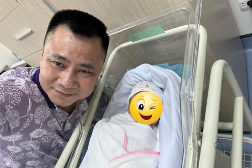 NSND Tự Long lên chức bố ở tuổi U50, còn làm hẳn bài thơ chào mừng quý tử