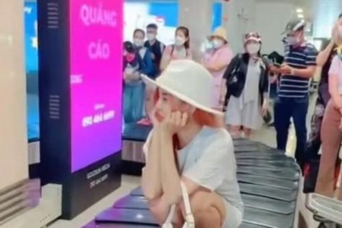 Cô gái ngồi trên băng chuyền hành lý có thể bị cấm bay