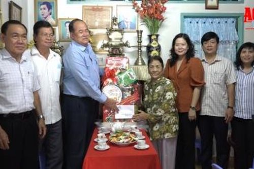 Chủ tịch UBND tỉnh An Giang Nguyễn Thanh Bình thăm, tặng quà gia đình chính sách nhân kỷ niệm 75 năm Ngày Thương binh - Liệt sĩ 27/7
