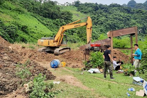 Dựng công xưởng dã chiến trái phép để 'moi ruột' núi tìm vàng