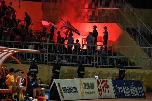 Pháo sáng xuất hiện trên sân Vinh