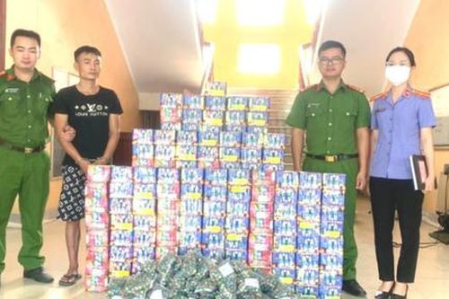 Bắt quả tang tài xế chở hơn 300kg pháo từ nước ngoài vào Việt Nam