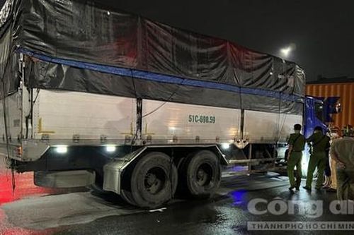 Con chở mẹ đi làm về va chạm với xe tải, mẹ chết con bị thương