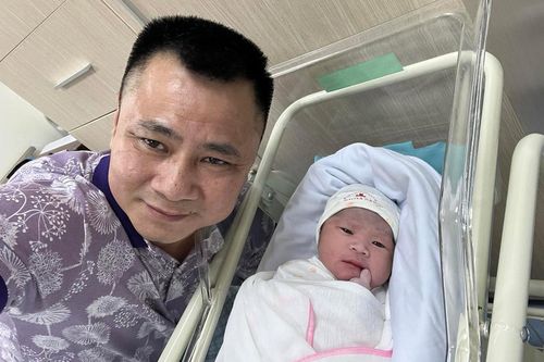Tự Long xúc động làm thơ đón con trai chào đời