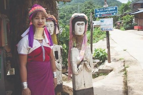 Làng 'cổ dài' gây tranh cãi
